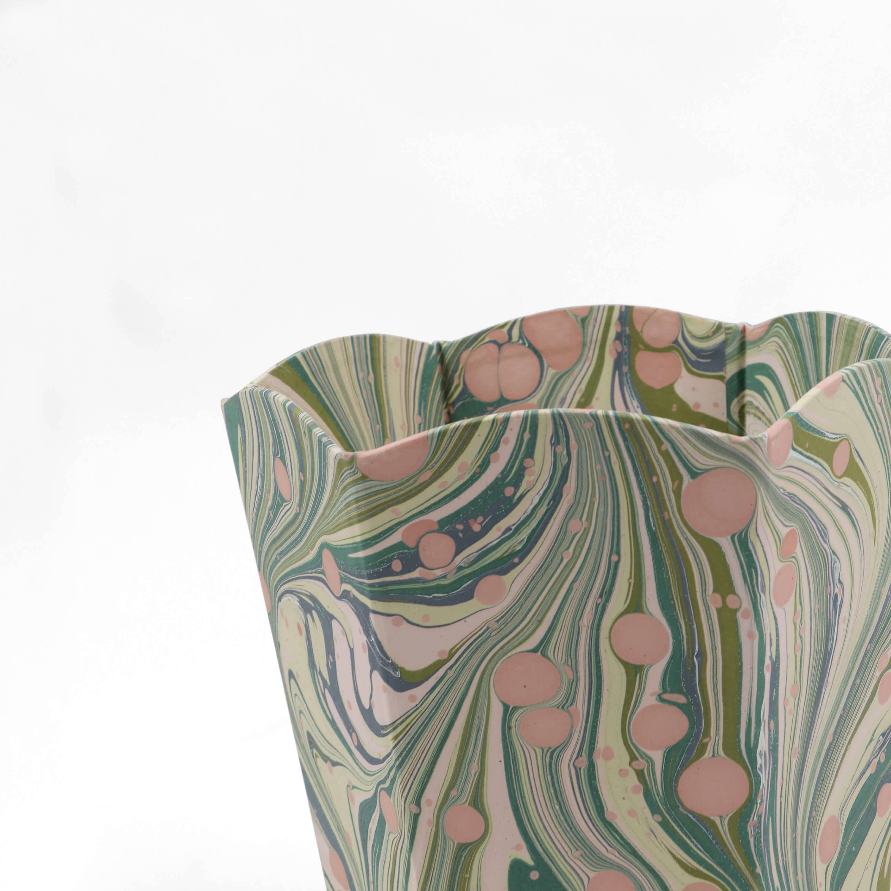 MARBLED SCALLOPED COLLAPSIBLE BASKET - MOSS FIRE WHIRL