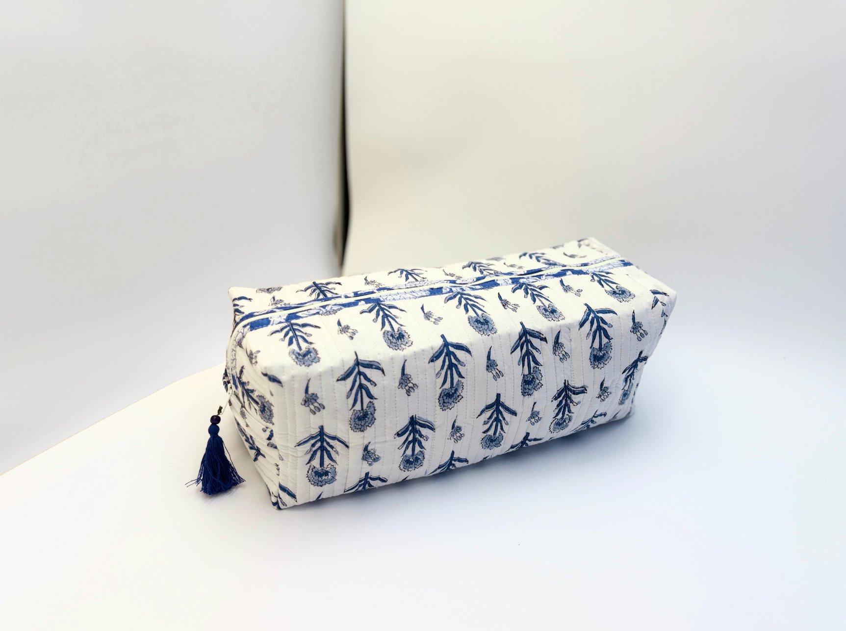 Dyson & Shark Travel Organizer Bag- White and Blue Floral