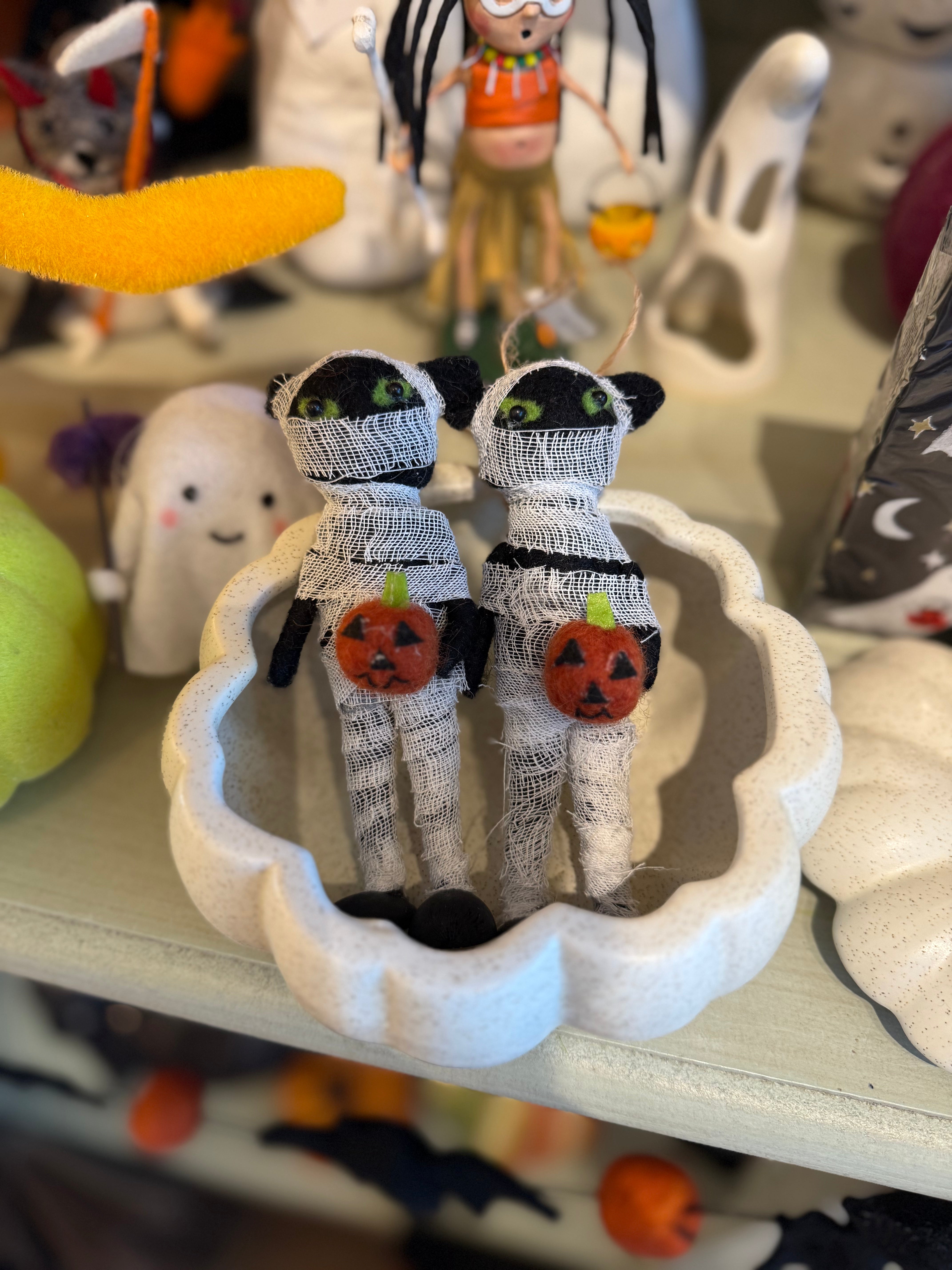 Black cat ornamnet in mummy outfit