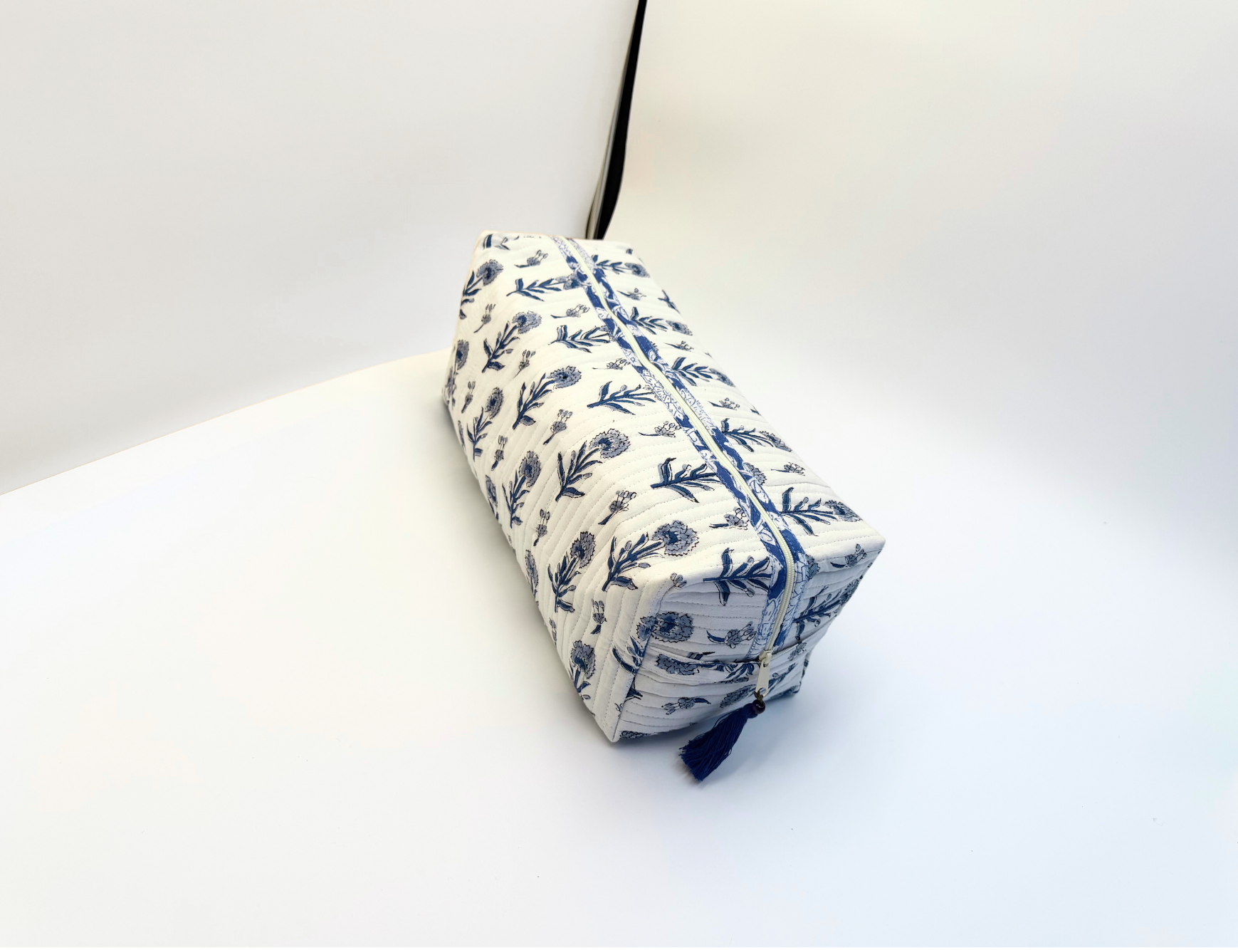 Dyson & Shark Travel Organizer Bag- White and Blue Floral