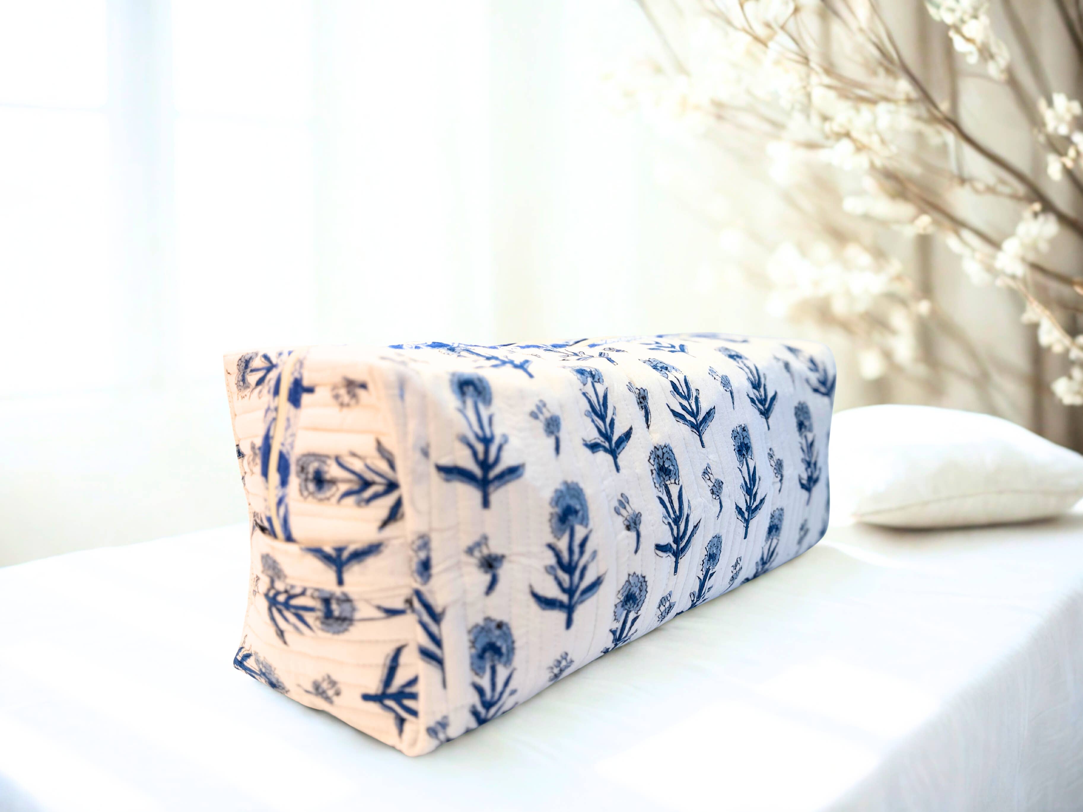 Dyson & Shark Travel Organizer Bag- White and Blue Floral