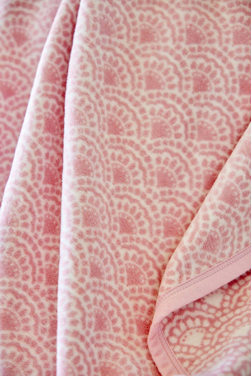 Seaside Scallops Blush Blanket